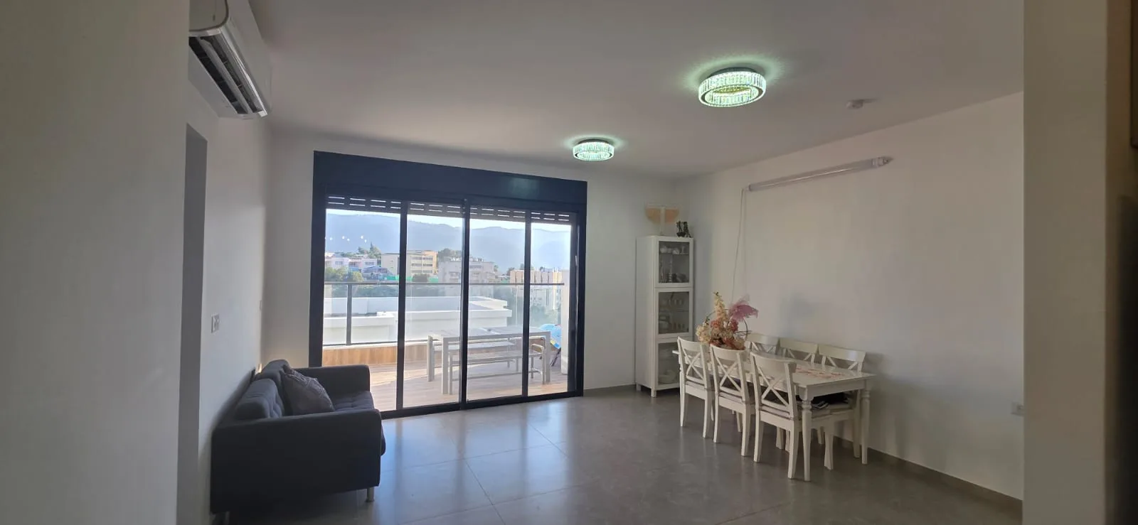 רכסים דירה חדשה נקיה ומרווחת 5 חדרים כולל ממ"ד מרפסת